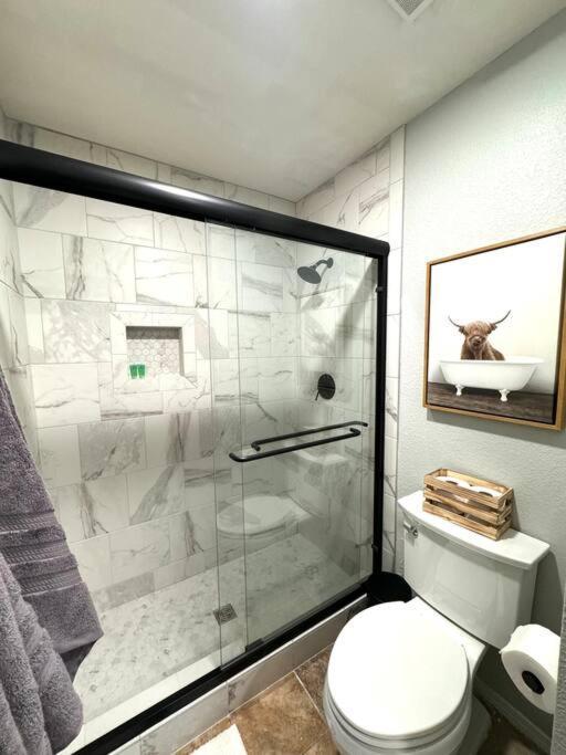 Modern Comfort: Updated Cozy Condo In Indian Point Брэнсон Экстерьер фото