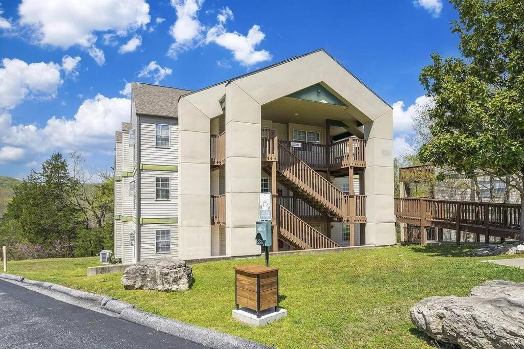Modern Comfort: Updated Cozy Condo In Indian Point Брэнсон Экстерьер фото