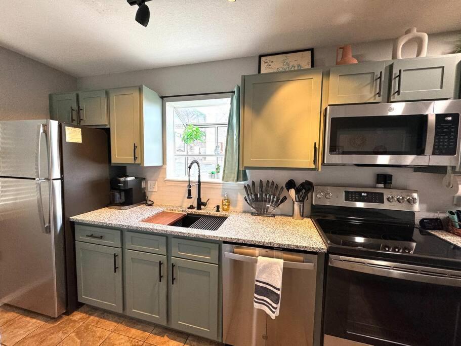 Modern Comfort: Updated Cozy Condo In Indian Point Брэнсон Экстерьер фото