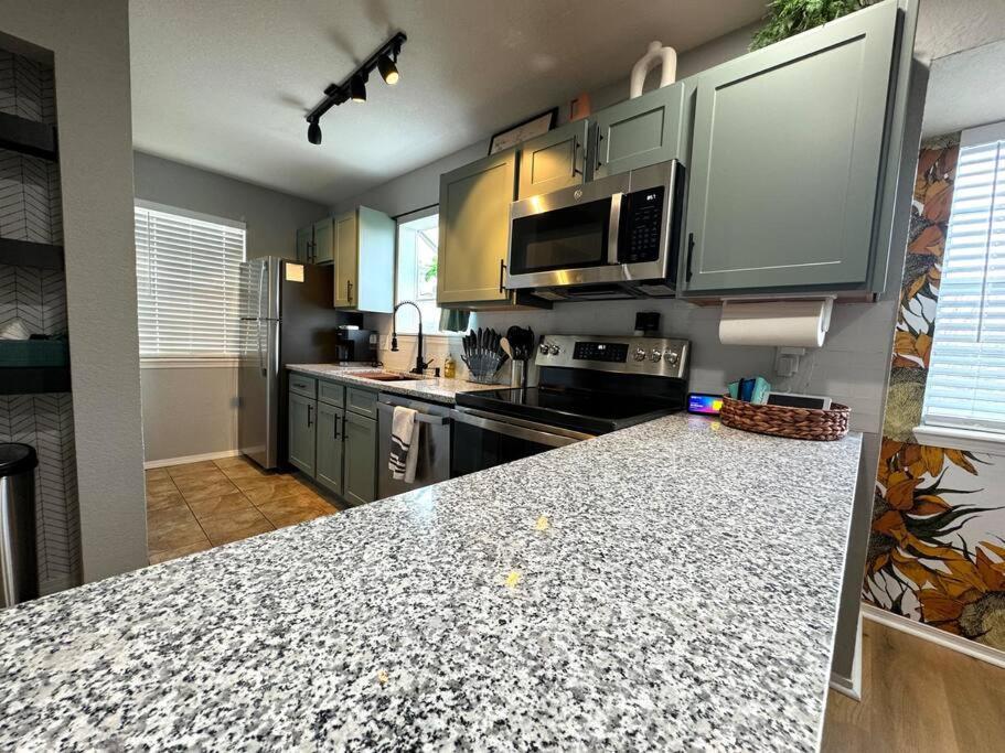 Modern Comfort: Updated Cozy Condo In Indian Point Брэнсон Экстерьер фото
