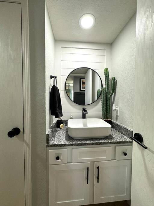 Modern Comfort: Updated Cozy Condo In Indian Point Брэнсон Экстерьер фото