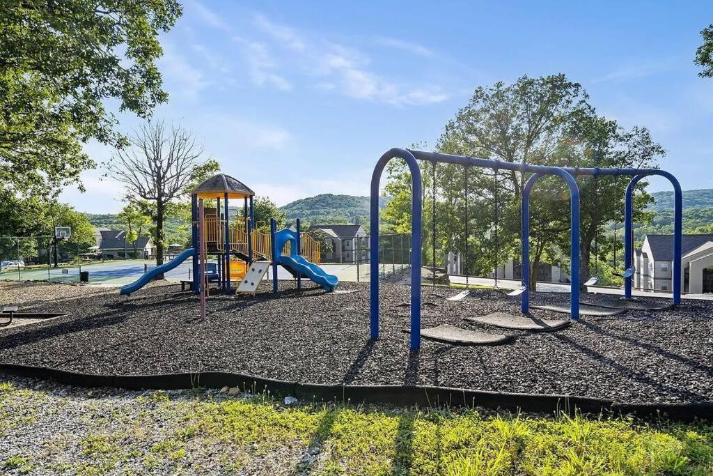 Modern Comfort: Updated Cozy Condo In Indian Point Брэнсон Экстерьер фото