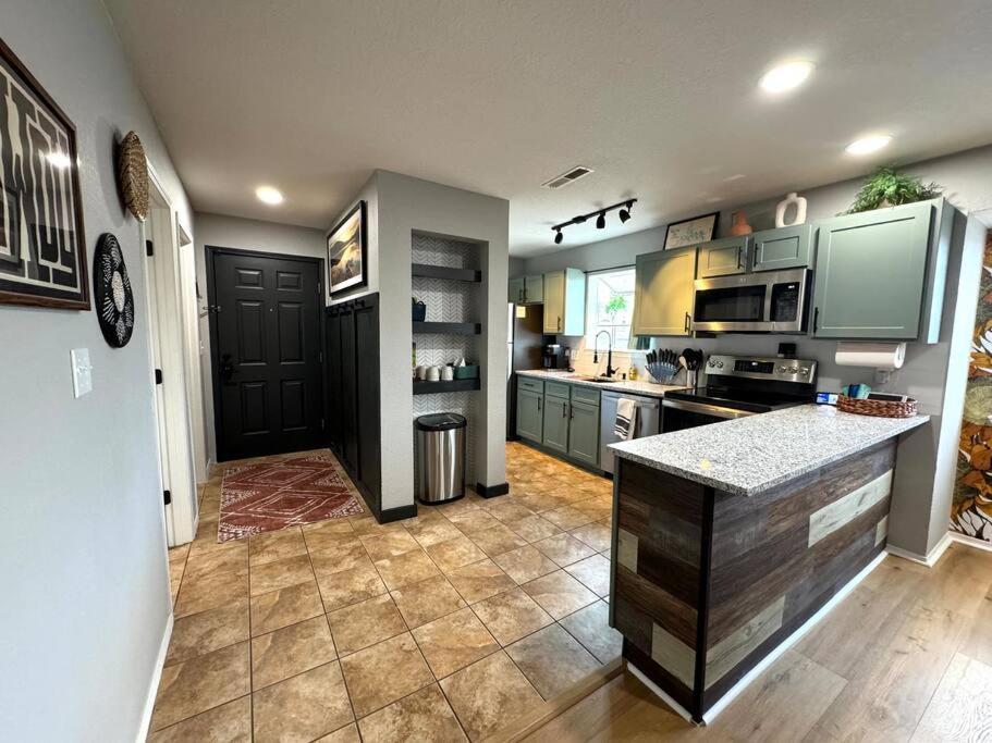 Modern Comfort: Updated Cozy Condo In Indian Point Брэнсон Экстерьер фото